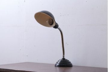 昭和レトロ　アルミシェードの卓上スタンドランプ