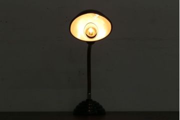 昭和レトロ　アルミシェードの卓上スタンドランプ