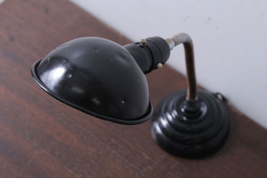 昭和レトロ　アルミシェードの卓上スタンドランプ