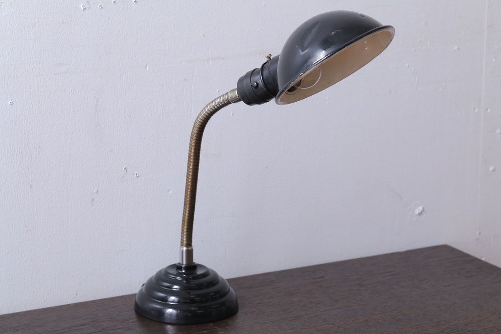 昭和レトロ　アルミシェードの卓上スタンドランプ