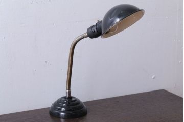 昭和レトロ　アルミシェードの卓上スタンドランプ