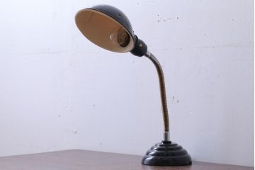 昭和レトロ　アルミシェードの卓上スタンドランプ