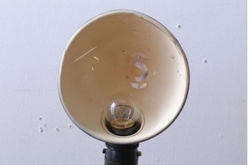 昭和レトロ　アルミシェードの卓上スタンドランプ