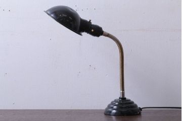 昭和レトロ　アルミシェードの卓上スタンドランプ