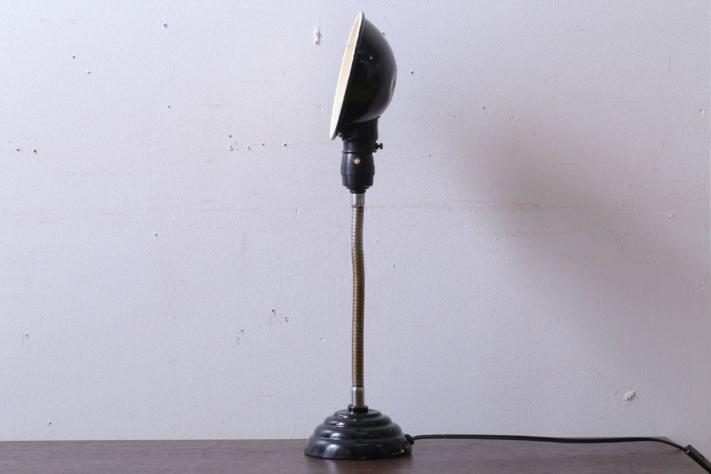 昭和レトロ　アルミシェードの卓上スタンドランプ