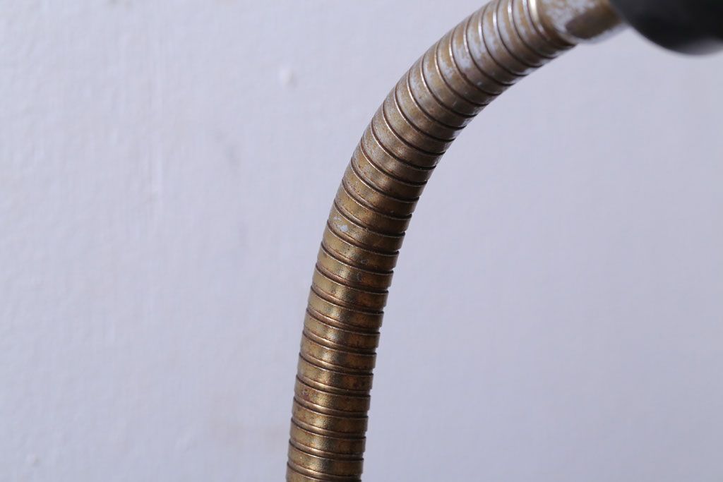 昭和レトロ　アルミシェードの卓上スタンドランプ