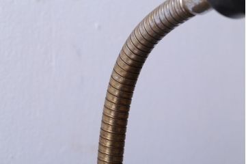 昭和レトロ　アルミシェードの卓上スタンドランプ