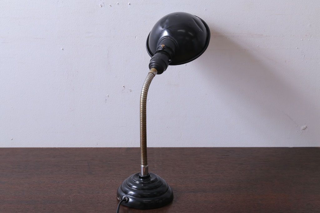 昭和レトロ　アルミシェードの卓上スタンドランプ