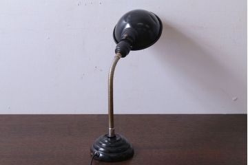 昭和レトロ　アルミシェードの卓上スタンドランプ