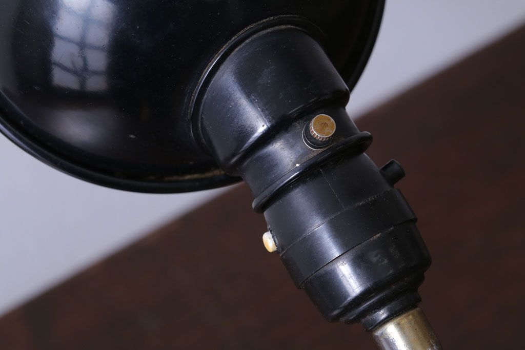 昭和レトロ　アルミシェードの卓上スタンドランプ