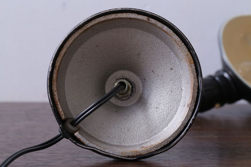 昭和レトロ　アルミシェードの卓上スタンドランプ