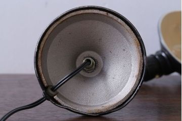 昭和レトロ　アルミシェードの卓上スタンドランプ