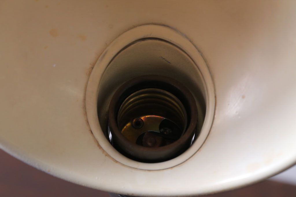 昭和レトロ　アルミシェードの卓上スタンドランプ