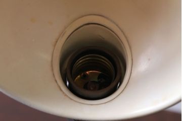 昭和レトロ　アルミシェードの卓上スタンドランプ