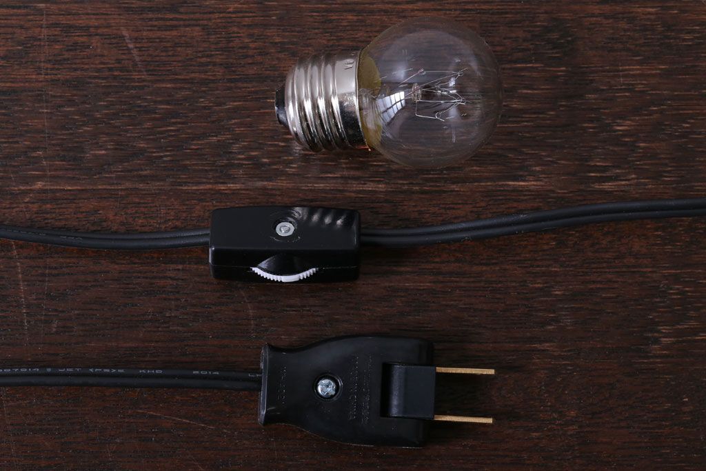 昭和レトロ　アルミシェードの卓上スタンドランプ