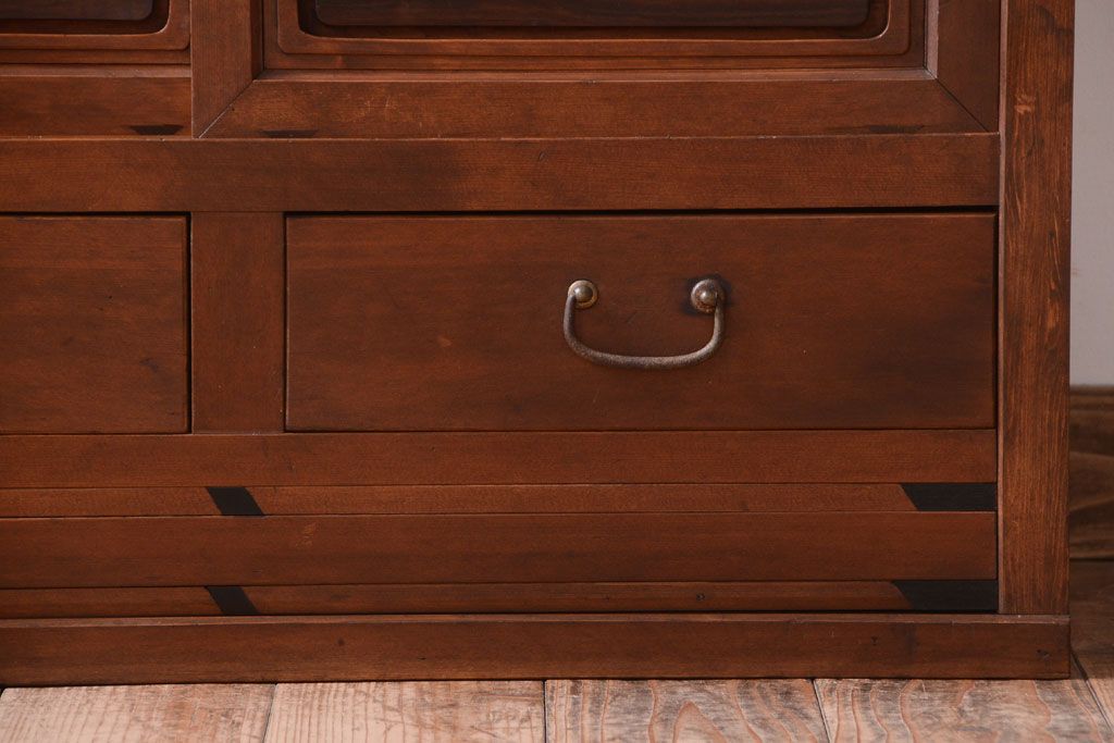 アンティーク家具　和製アンティーク　ダイヤガラス!埋木入りの上品な古い収納戸棚