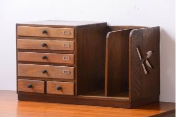 レトロ家具　昭和レトロ　透かし彫り!ネームプレート付きの本立て付き小引き出し