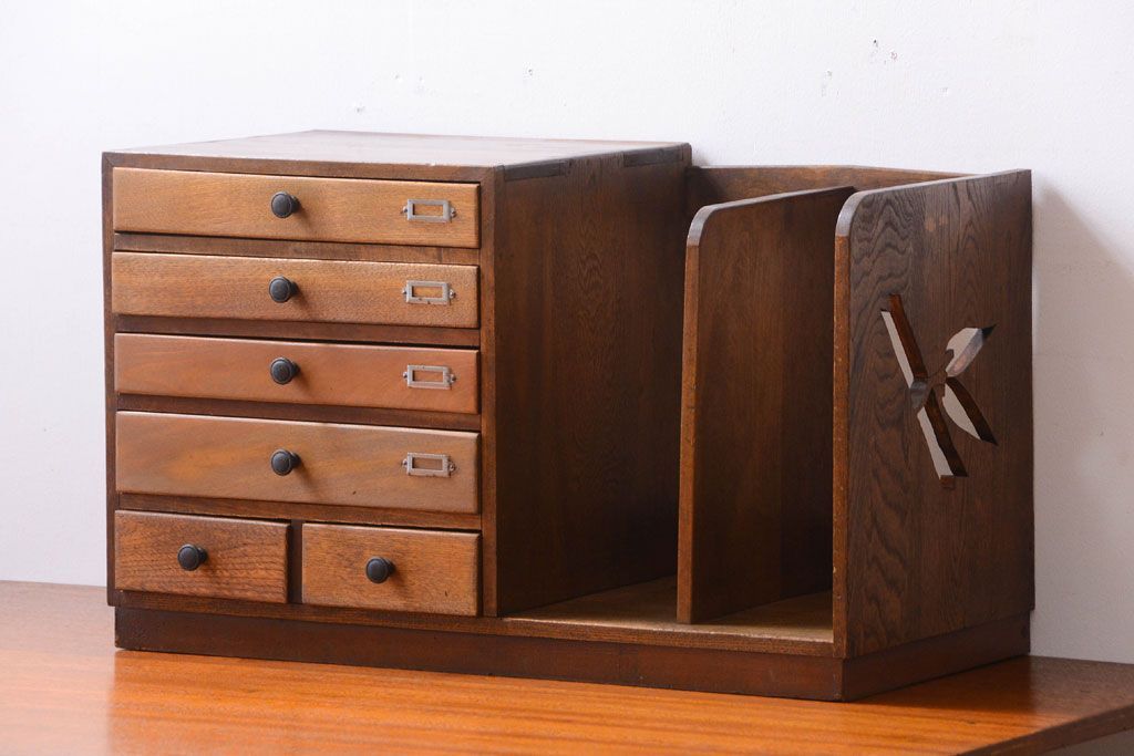 レトロ家具　昭和レトロ　透かし彫り!ネームプレート付きの本立て付き小引き出し