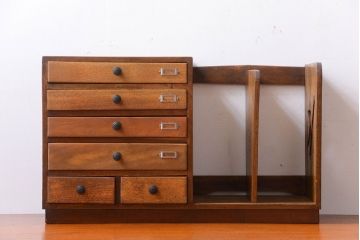 レトロ家具　昭和レトロ　透かし彫り!ネームプレート付きの本立て付き小引き出し