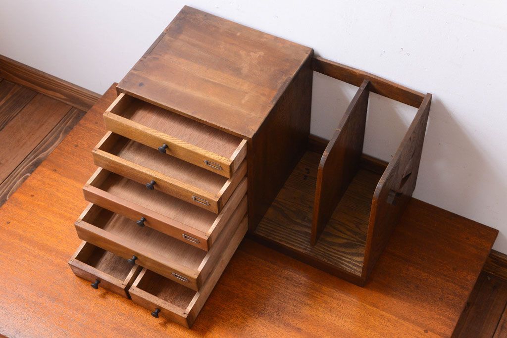 レトロ家具　昭和レトロ　透かし彫り!ネームプレート付きの本立て付き小引き出し