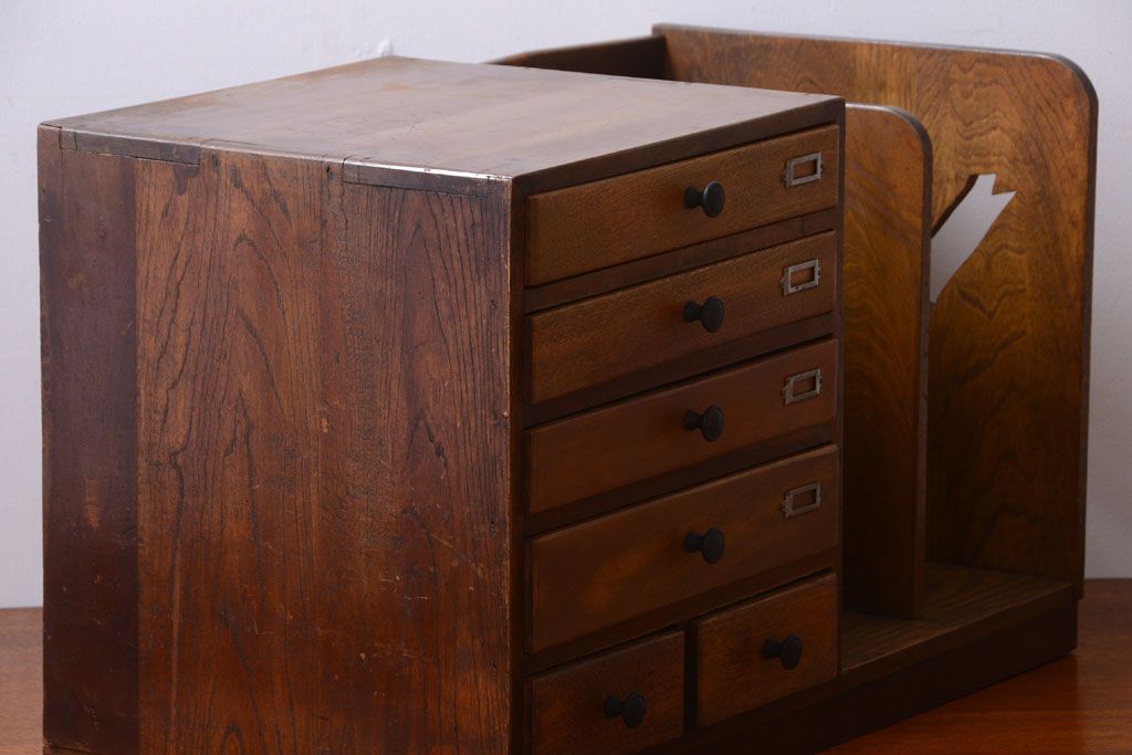 レトロ家具　昭和レトロ　透かし彫り!ネームプレート付きの本立て付き小引き出し