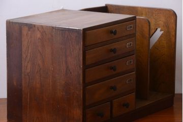 レトロ家具　昭和レトロ　透かし彫り!ネームプレート付きの本立て付き小引き出し