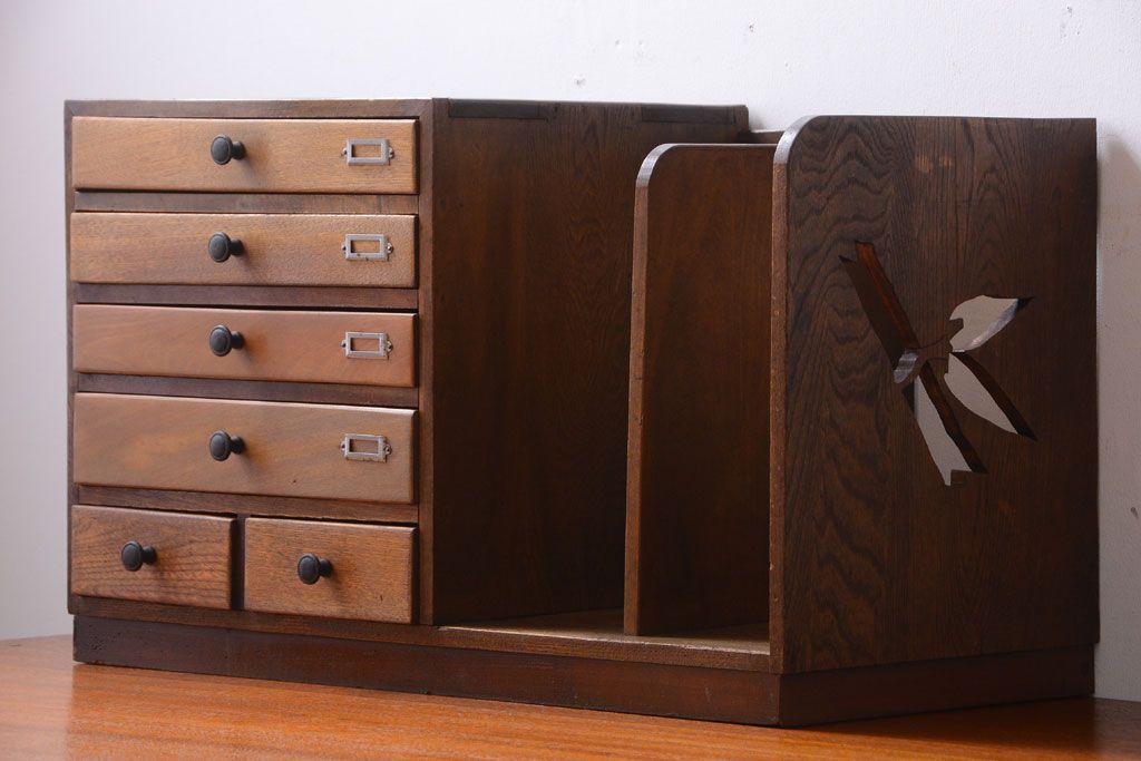 レトロ家具　昭和レトロ　透かし彫り!ネームプレート付きの本立て付き小引き出し