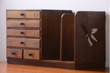 レトロ家具　昭和レトロ　透かし彫り!ネームプレート付きの本立て付き小引き出し