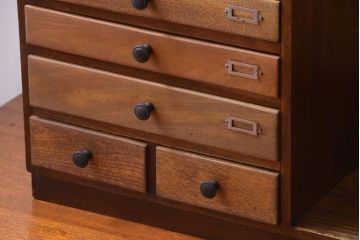 レトロ家具　昭和レトロ　透かし彫り!ネームプレート付きの本立て付き小引き出し