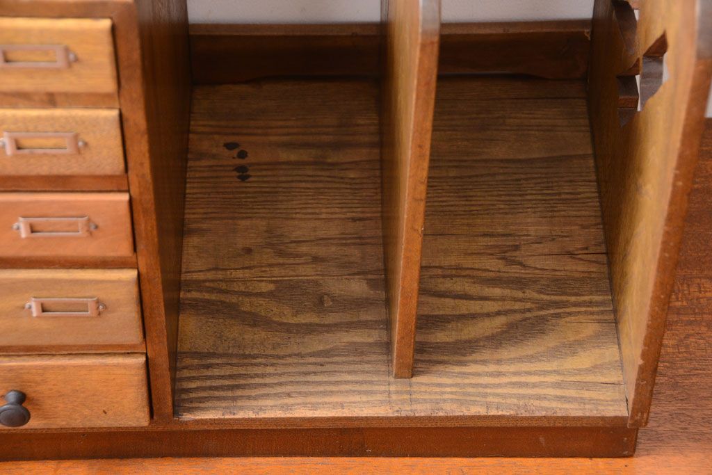 レトロ家具　昭和レトロ　透かし彫り!ネームプレート付きの本立て付き小引き出し