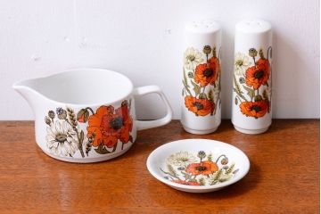 アンティーク雑貨　イギリスビンテージ　J&G　MEAKIN(ミーキン) POPPY(ポピー)シリーズ　ジャグ・ソルト&ペッパー・小皿4点セット(洋食器)