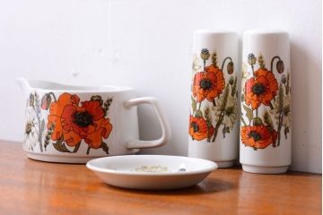 アンティーク雑貨　イギリスビンテージ　J&G　MEAKIN(ミーキン) POPPY(ポピー)シリーズ　ジャグ・ソルト&ペッパー・小皿4点セット(洋食器)