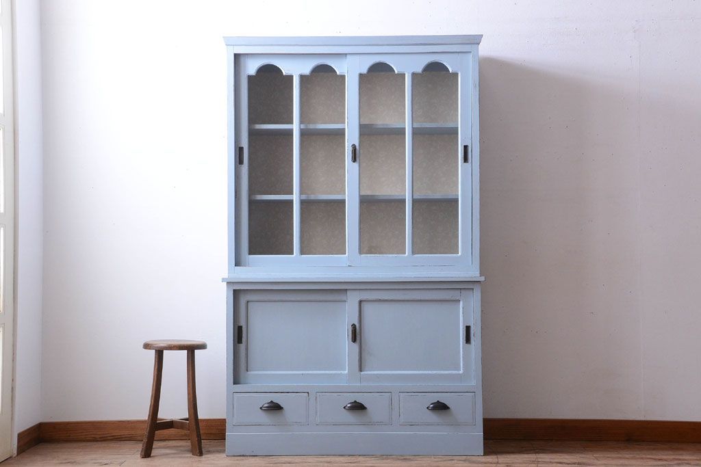 アンティーク家具　アンティークペイント　内部壁紙仕上げ!おしゃれなカップボード(食器棚)