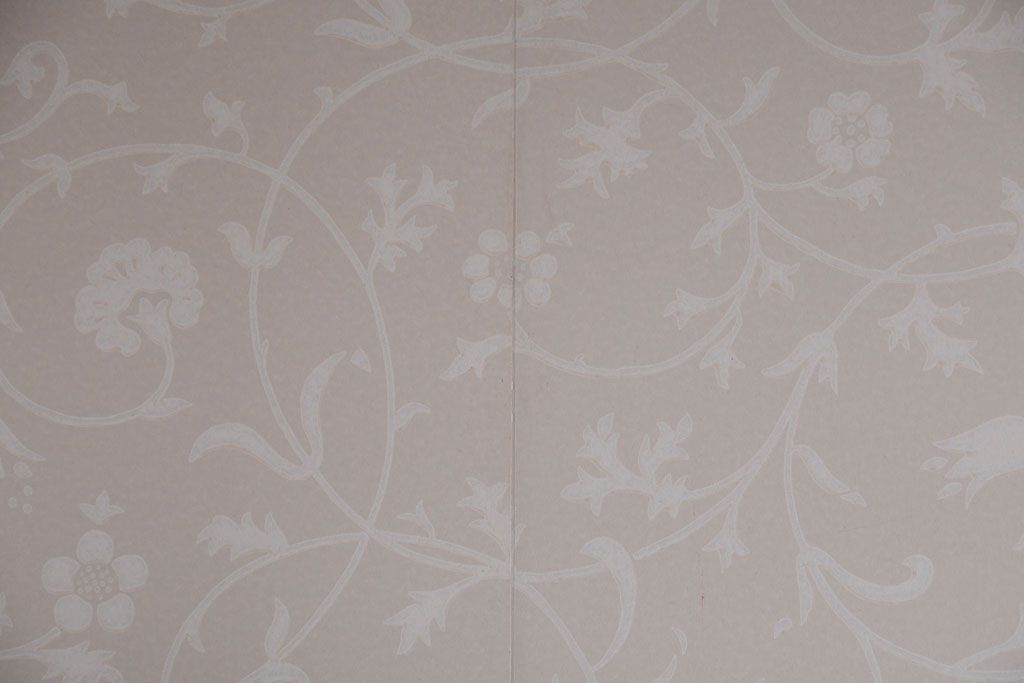 アンティーク家具　アンティークペイント　内部壁紙仕上げ!おしゃれなカップボード(食器棚)