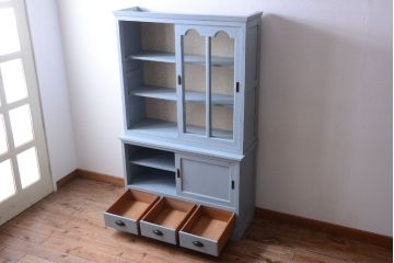アンティーク家具　アンティークペイント　内部壁紙仕上げ!おしゃれなカップボード(食器棚)