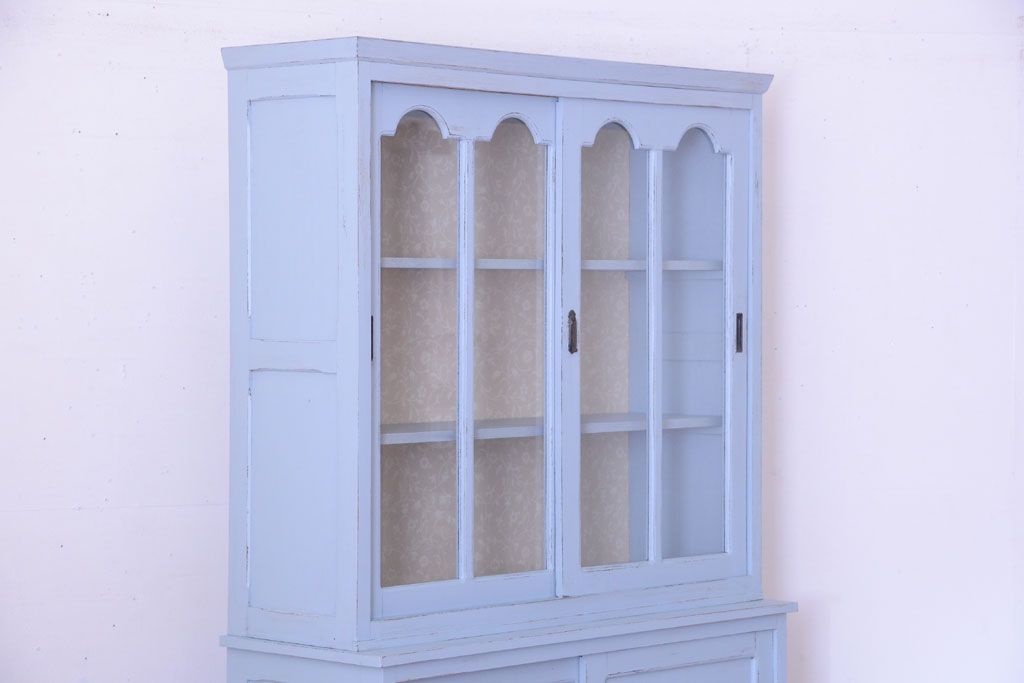 アンティーク家具　アンティークペイント　内部壁紙仕上げ!おしゃれなカップボード(食器棚)