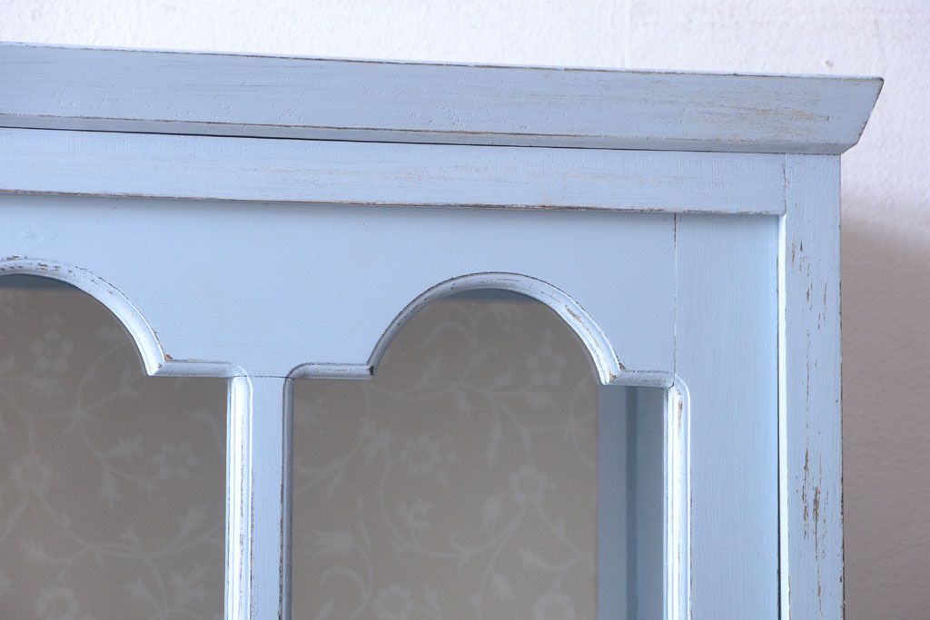 アンティーク家具　アンティークペイント　内部壁紙仕上げ!おしゃれなカップボード(食器棚)