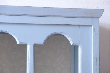 アンティーク家具　アンティークペイント　内部壁紙仕上げ!おしゃれなカップボード(食器棚)