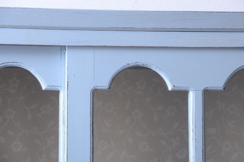 アンティーク家具　アンティークペイント　内部壁紙仕上げ!おしゃれなカップボード(食器棚)