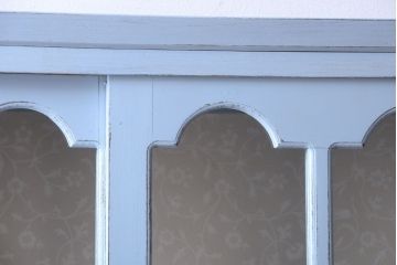 アンティーク家具　アンティークペイント　内部壁紙仕上げ!おしゃれなカップボード(食器棚)