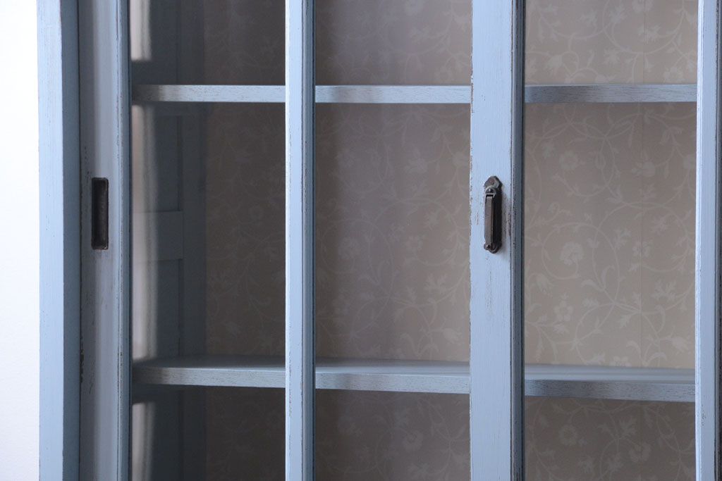 アンティーク家具　アンティークペイント　内部壁紙仕上げ!おしゃれなカップボード(食器棚)