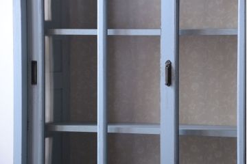 アンティーク家具　アンティークペイント　内部壁紙仕上げ!おしゃれなカップボード(食器棚)