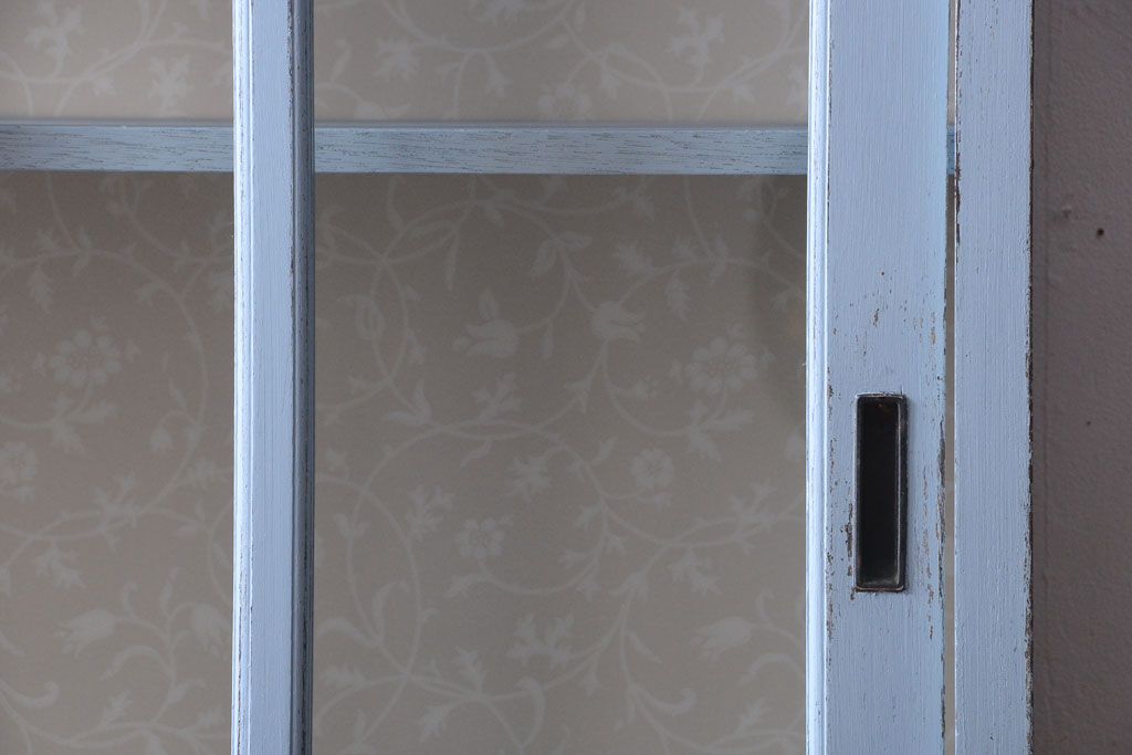 アンティーク家具　アンティークペイント　内部壁紙仕上げ!おしゃれなカップボード(食器棚)