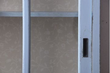 アンティーク家具　アンティークペイント　内部壁紙仕上げ!おしゃれなカップボード(食器棚)