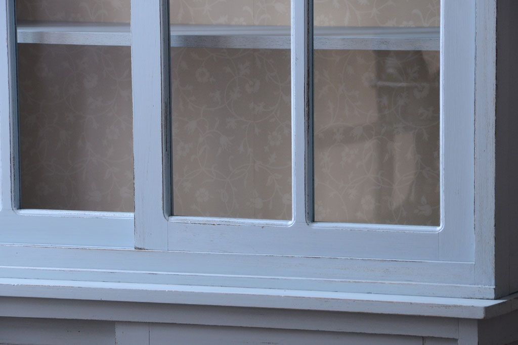 アンティーク家具　アンティークペイント　内部壁紙仕上げ!おしゃれなカップボード(食器棚)