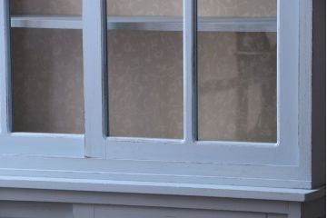 アンティーク家具　アンティークペイント　内部壁紙仕上げ!おしゃれなカップボード(食器棚)