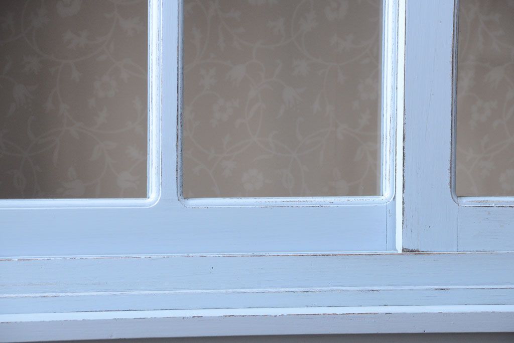 アンティーク家具　アンティークペイント　内部壁紙仕上げ!おしゃれなカップボード(食器棚)