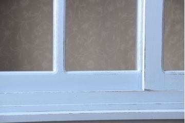 アンティーク家具　アンティークペイント　内部壁紙仕上げ!おしゃれなカップボード(食器棚)