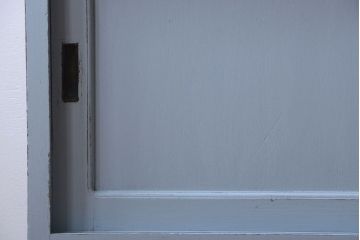 アンティーク家具　アンティークペイント　内部壁紙仕上げ!おしゃれなカップボード(食器棚)