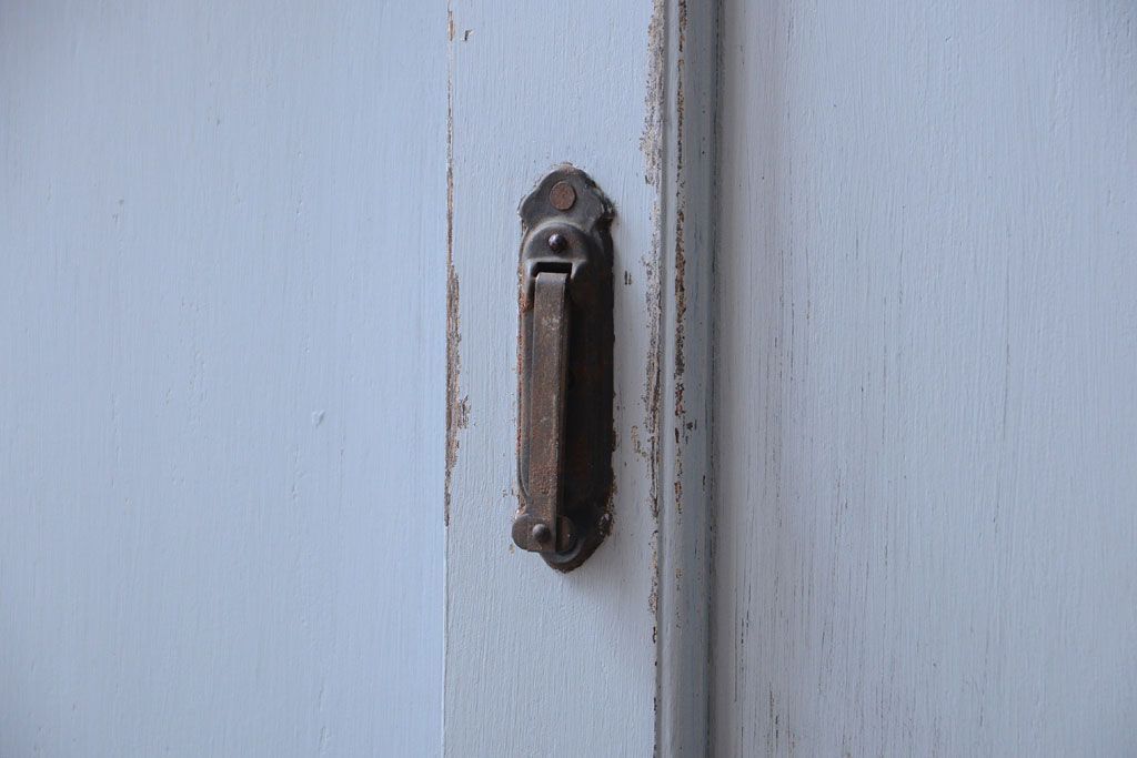 アンティーク家具　アンティークペイント　内部壁紙仕上げ!おしゃれなカップボード(食器棚)